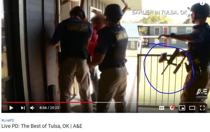 26. "Что это за оружие, похожее на маркер для пейнтбола? Полицейские используют его в настоящем рейде".