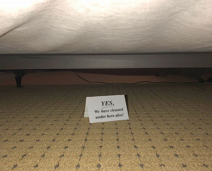 Табличка под кроватью в номере: "Да, здесь мы тоже убрались!"