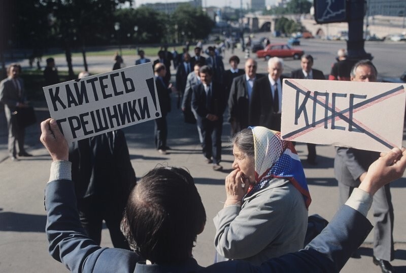 20 фотосвидетельств того, как пошла ко дну идеология коммунизма