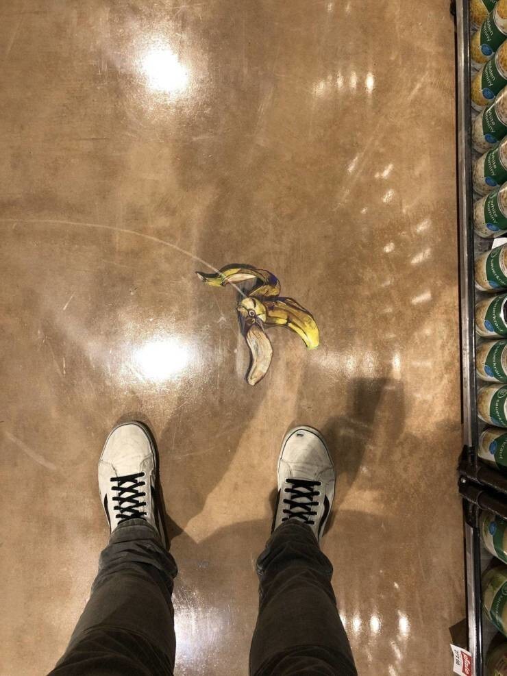12. Банановая шкурка, нарисованная на полу продуктового магазина
