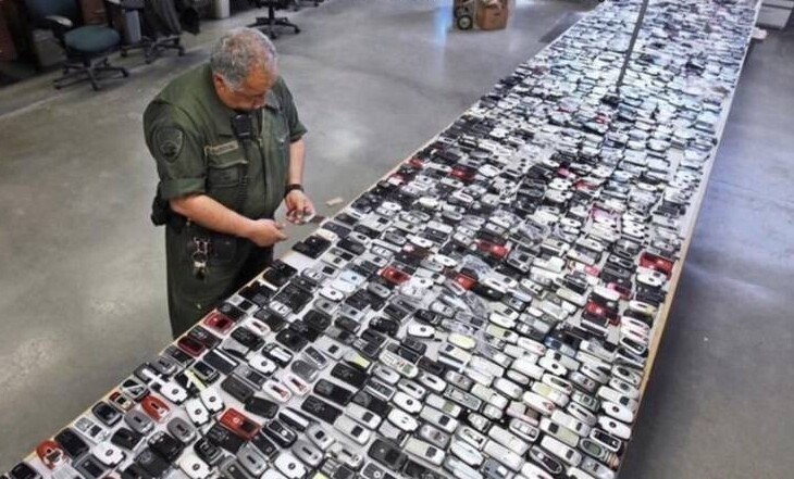 4. Более 2 000 телефонов, пронесенных контрабандой в одну из калифорнийских тюрем