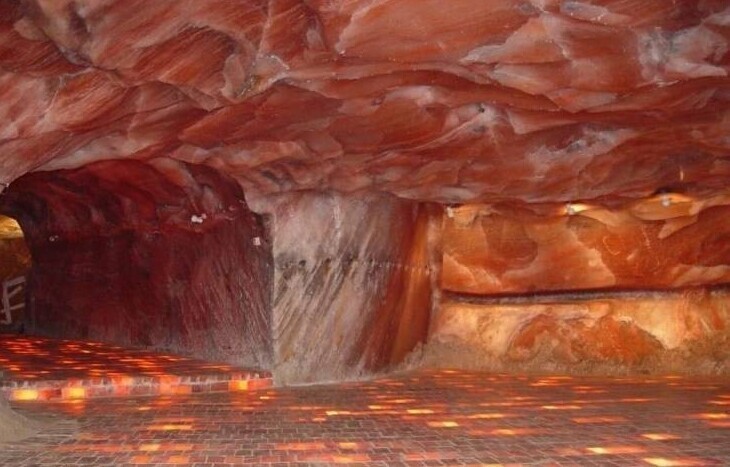 2. Одна из множества соляных шахт в Пакистане, где добывают розовую гималайскую соль