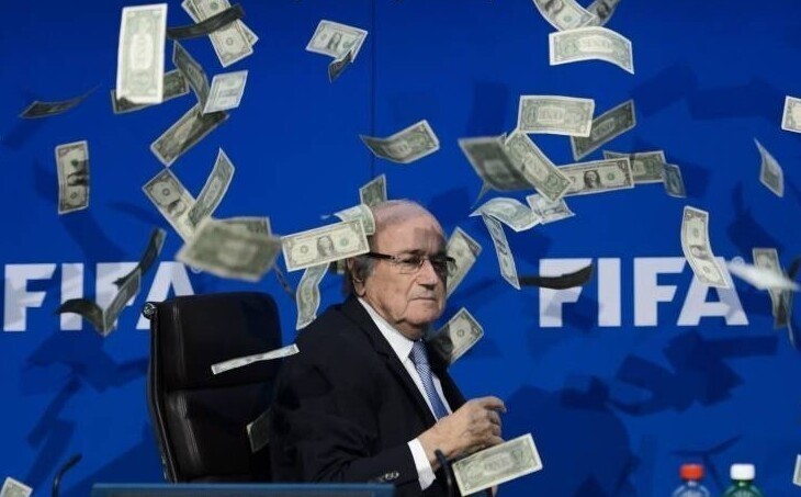 16. Президент ФИФА на конференции в 2015 году, в тот момент, когда в него бросили пачку фальшивы долларов (обвинив в коррупции)