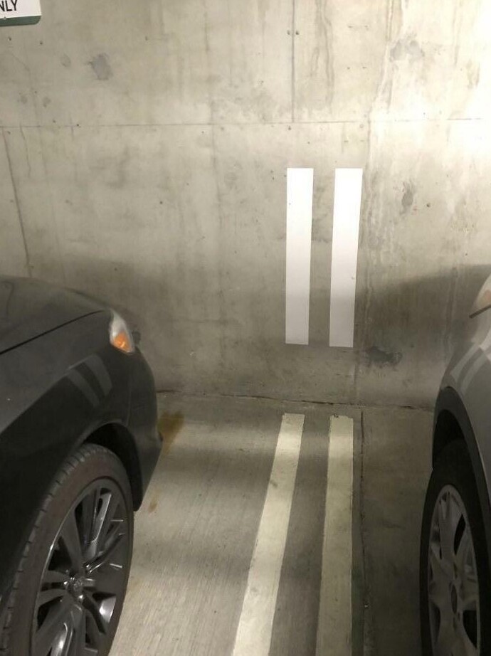 Продолжение разметки на стене гаража помогает парковаться ровно между линиями