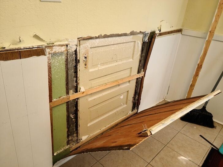 "Решил сделать небольшой ремонт на кухне, и нашел дверь, которую "спрятали" предыдущие владельцы дома"