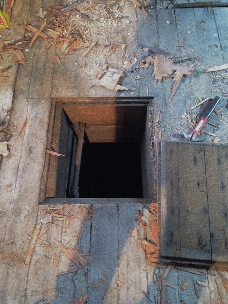 "После того, как сняли семь слоев пола на кухне, нашли там деревянный люк. Оказалось, он ведет к старому колодцу, и его глубина - где-то шесть метров"