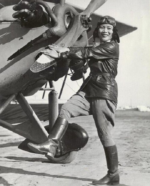 Кэтрин Суи Фан Ченг, первая американка китайского происхождения, получившая лицензию пилота в 1932 году