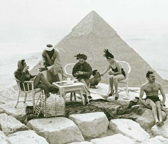 Туристы у пирамид Гизы, 1938 год