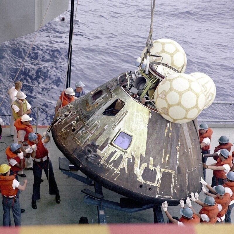 Командный модуль "Аполлона-13" извлекают из воды