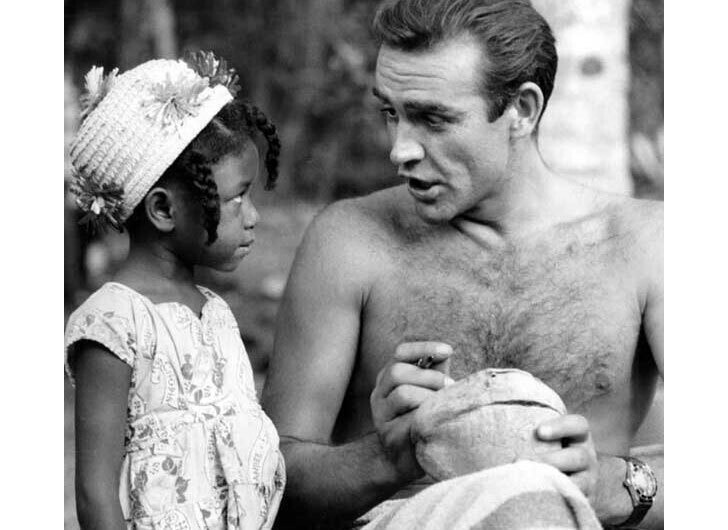 Шон Коннери оставляет девочке автограф на кокосе во время съемок фильма "Доктор Ноу" на Ямайке, 1962 год