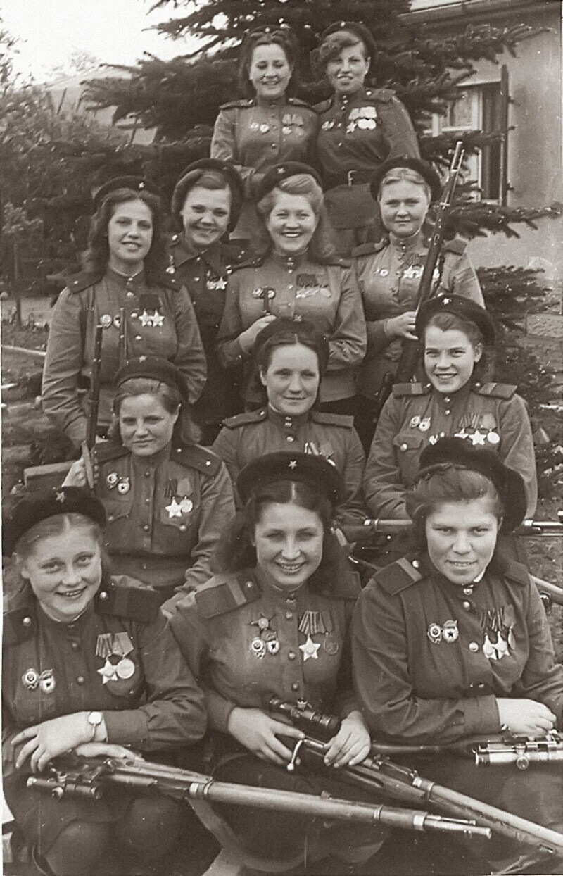 Девушки-снайперы 3 ударной армии 1 Белорусского фронта. Их совместный счет - 775 убитых фашистов