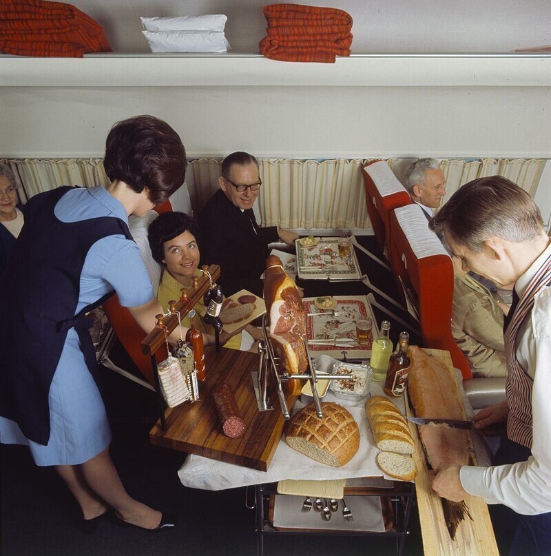 Стюардесса предлагает пассажирам авиакомпани Scandinavian Airlines завтрак в скандинавском стиле, 1969 год
