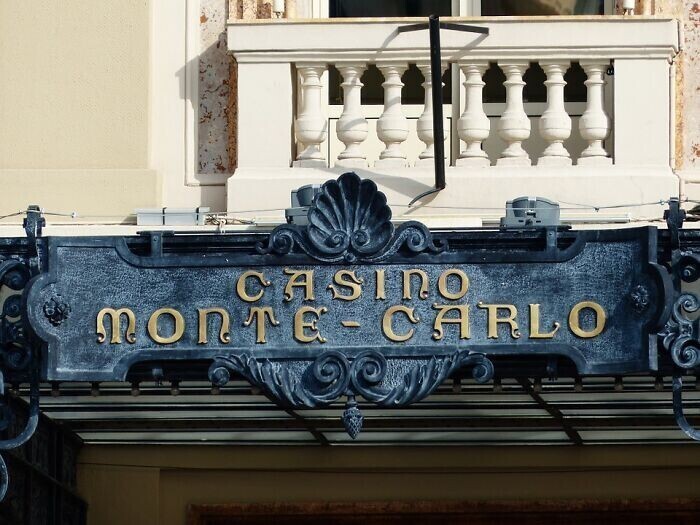 24. Гражданам Монако запрещено играть в казино Монте-Карло