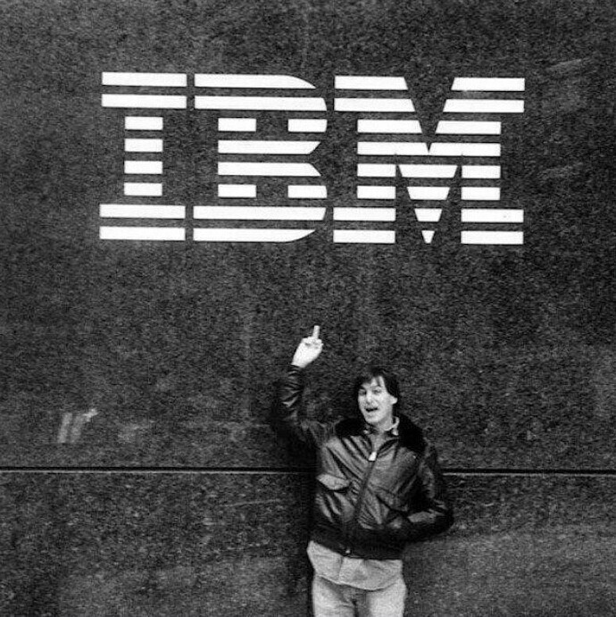 1983, Стив Джобс показывает средний палец логотипу IBM (один из крупнейших в мире производителей аппаратного, программного обеспечения и IТ-сервисов)