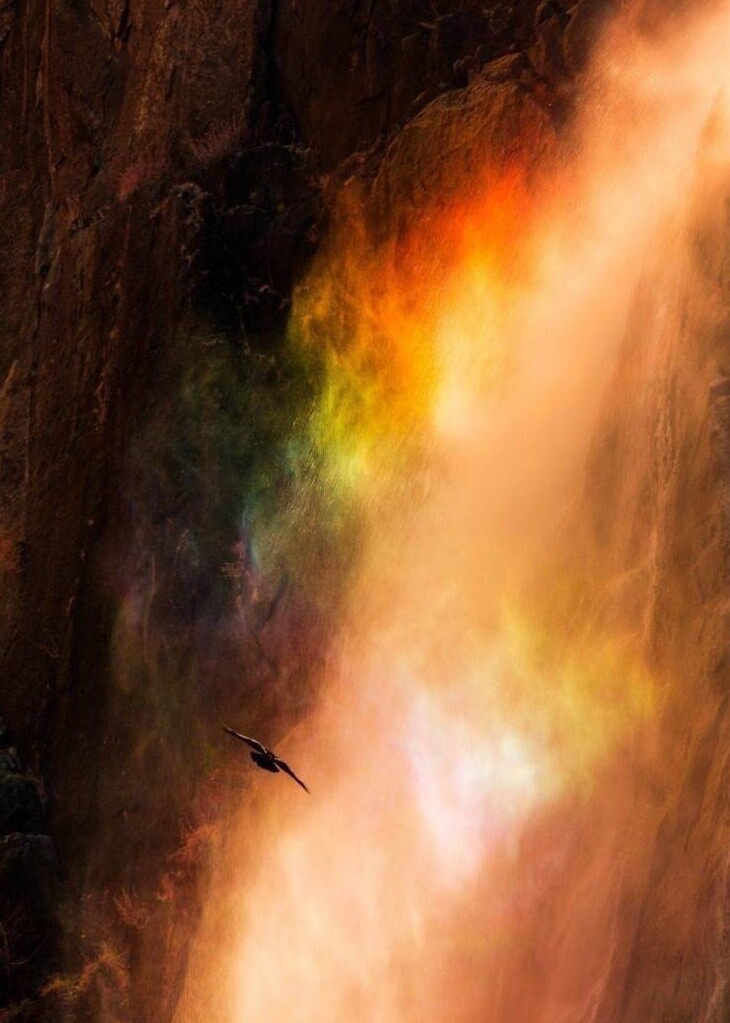 Йосемитский водопад в лучах заката
