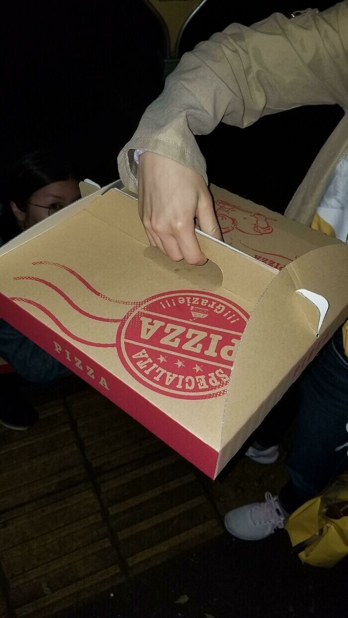 Коробки для пиццы в Японии имеют ручку посередине, чтобы пицца не теряла форму