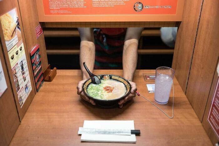 В Японии есть по-настоящему приватные рестораны: вы сидите в углу, где вас никто не видит, перед вами открывается окно, руки шеф-повара показываются и подают вам блюдо