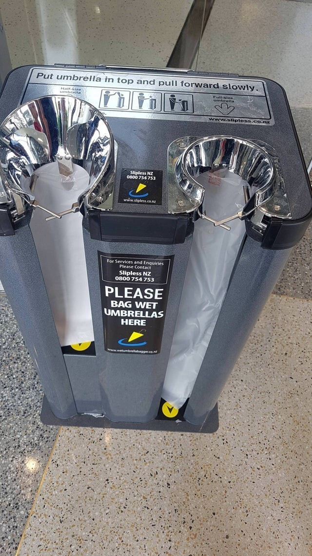 Специальное устройство на входе в общественное место, запаковывает зонт в пакет