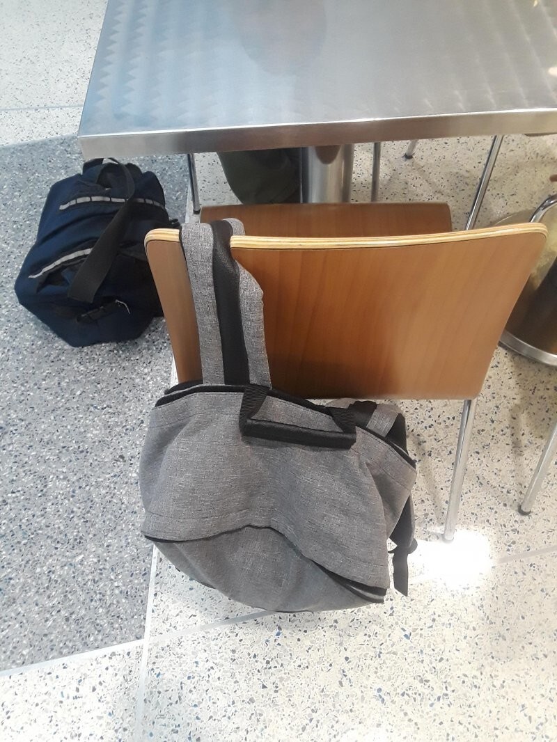 Стулья со специальным разрезом, чтобы не падал рюкзак