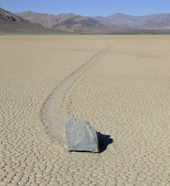 5. Ползущие камни в Долине Смерти не ползают сами по себе, а плывут на льду