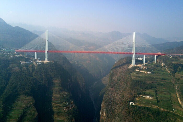 31. Мост Бэйпаньцзян, пересекающий реку Нижу в Китае на высоте 565 метров