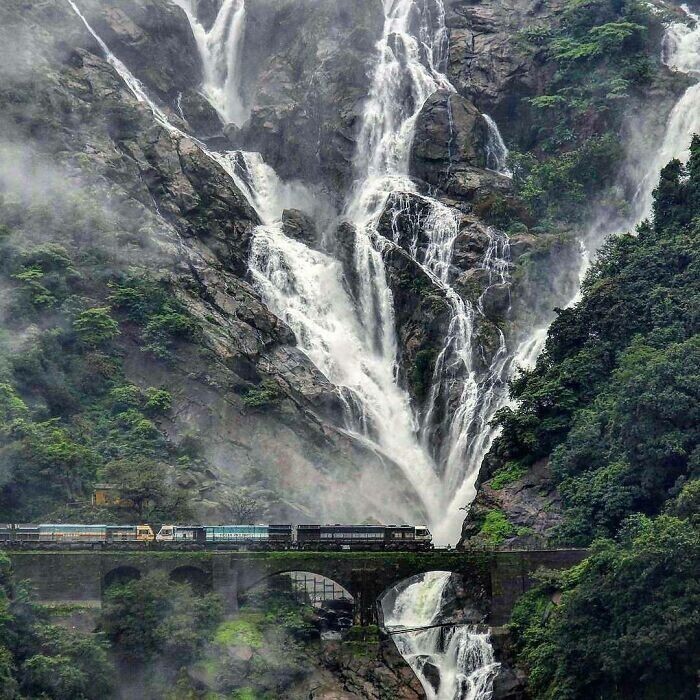 19. Железнодорожный мост на фоне водопада Дудхсагар (Море молока), Гоа, Индия