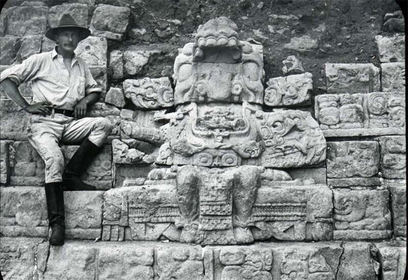 Археолог Джордж Гордон на Лестнице Иероглифов в Копане, Гондурас, 1900 г.