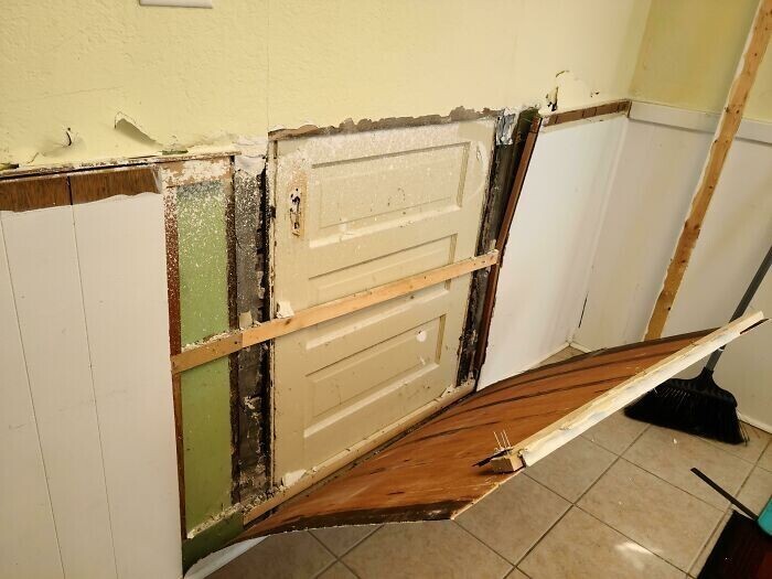 "В процессе ремонта кухнив доме нашла дополнительную дверь на улицу, которую заделали предыдущие владельцы"