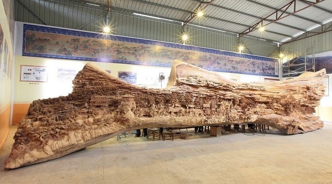 В 2013 году эта скульптура вошла в Книгу рекордов Гиннесса как самая длинная деревянная скульптура. Китайский художник Чжэн Чуньхуэй превратил ствол мертвого дерева в скульптуру размером 12 метров в длину, 3 метра в высоту и 2,5 метра в ширину