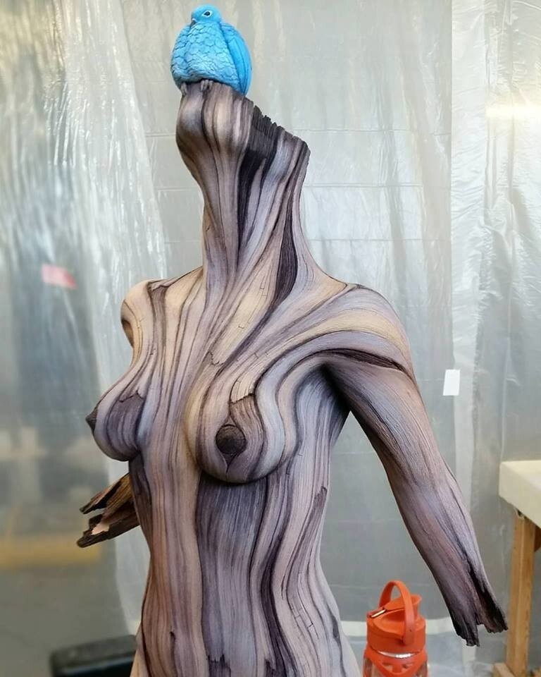 Художник создаёт скульптуры из керамики, делая их максимально похожими на деревянные