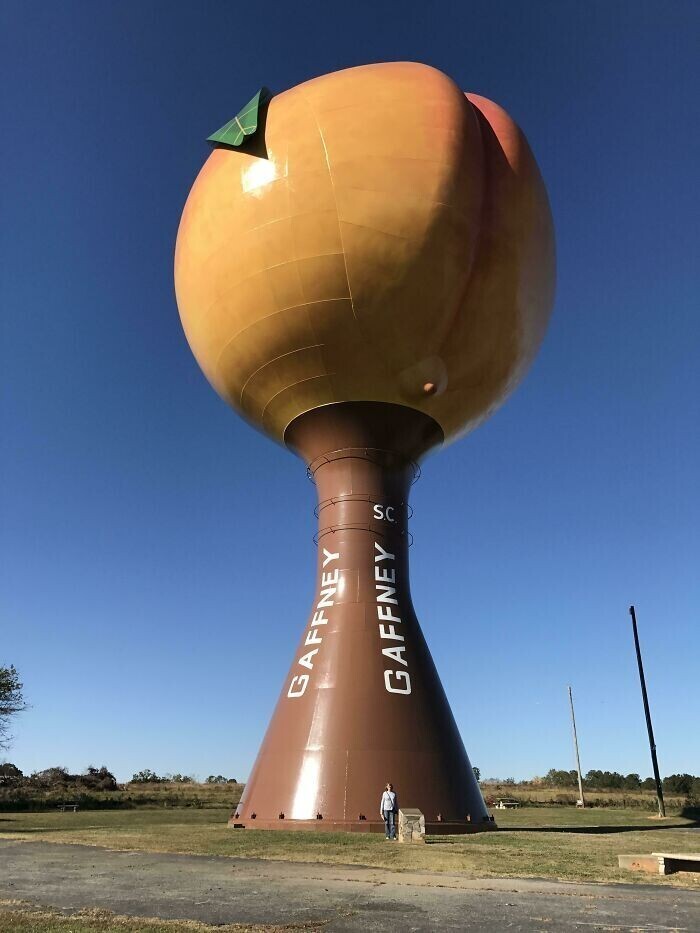 "Персиковая водокачка" в Гаффни, Южная Калифорния