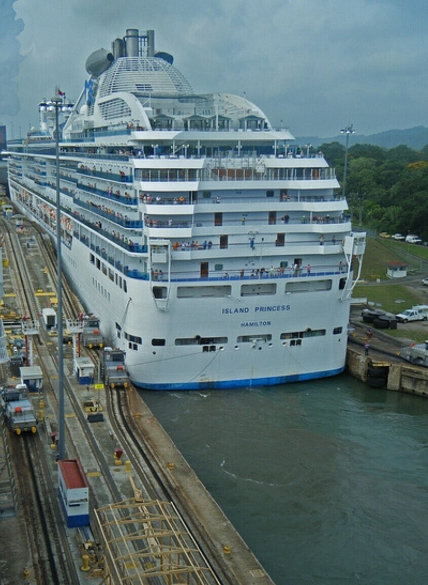 Круизный лайнер в Панамском канале