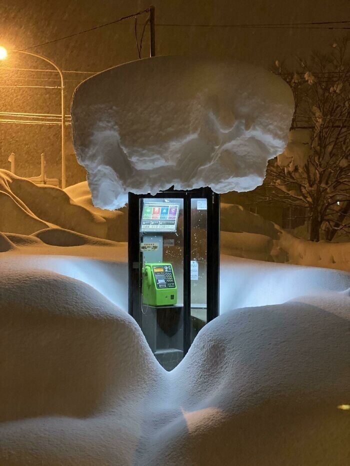 Телефонная будка в снегу