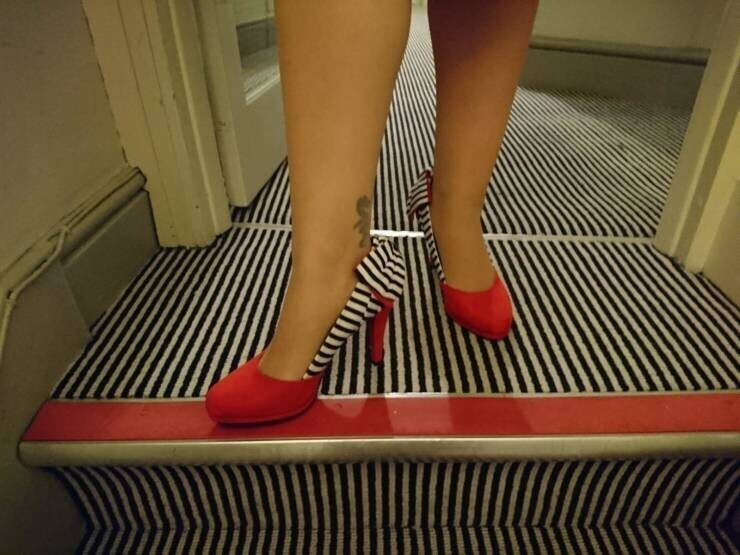 15. "Моя обувь идеально сочетается с ковровым покрытием в этом отеле"