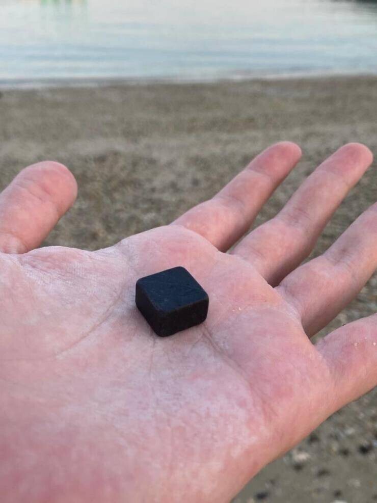 23. "Идеально квадратный камень, который я нашел на пляже"