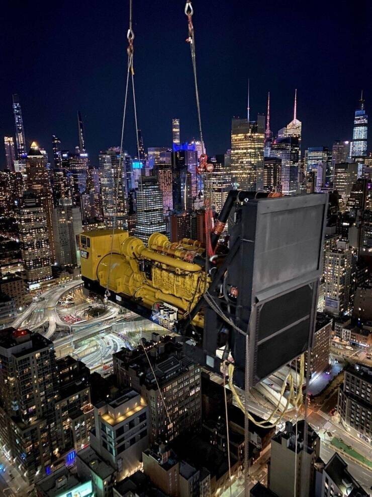 8. Генератор весом 17,5 тонн поднимается на высоту 52 этажа с помощью крана в Нью-Йорке