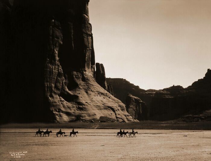 30. Всадники навахо в Каньоне-де-Шей, Аризона. 1904 год, фото Эдварда Кертиса