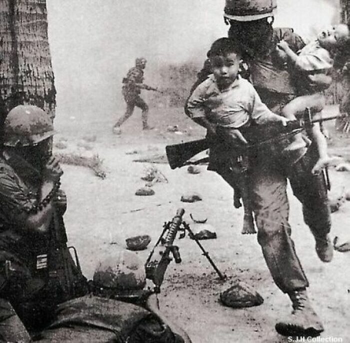 24. Морской пехотинец США спасает двух вьетнамских детей в перестрелке в городе Хюэ во время войны во Вьетнаме, 1968 год