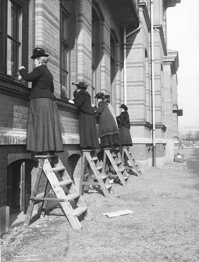 1. Женщины навещают родных и друзей, находящихся на карантине в больнице Уллевол, Осло. Фото Андерса Беера Вильса, 1905 г.