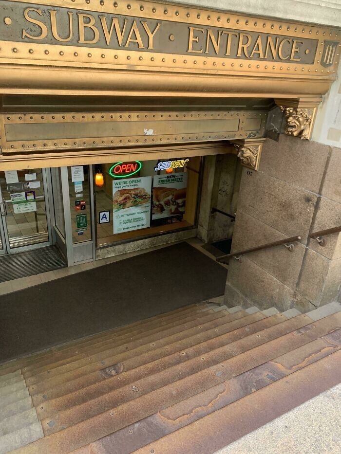 9. Старый вход в метро (англ. subway) теперь буквально вход в ресторан Subway
