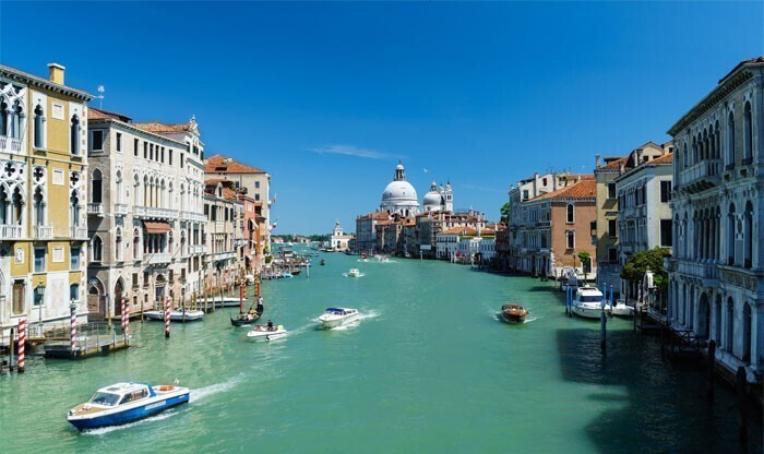 "Один американец средних лет был удивлен, узнав, что Венеция - старый город. Он убеждал меня, что это построенный в 20 веке аттракцион для туристов"