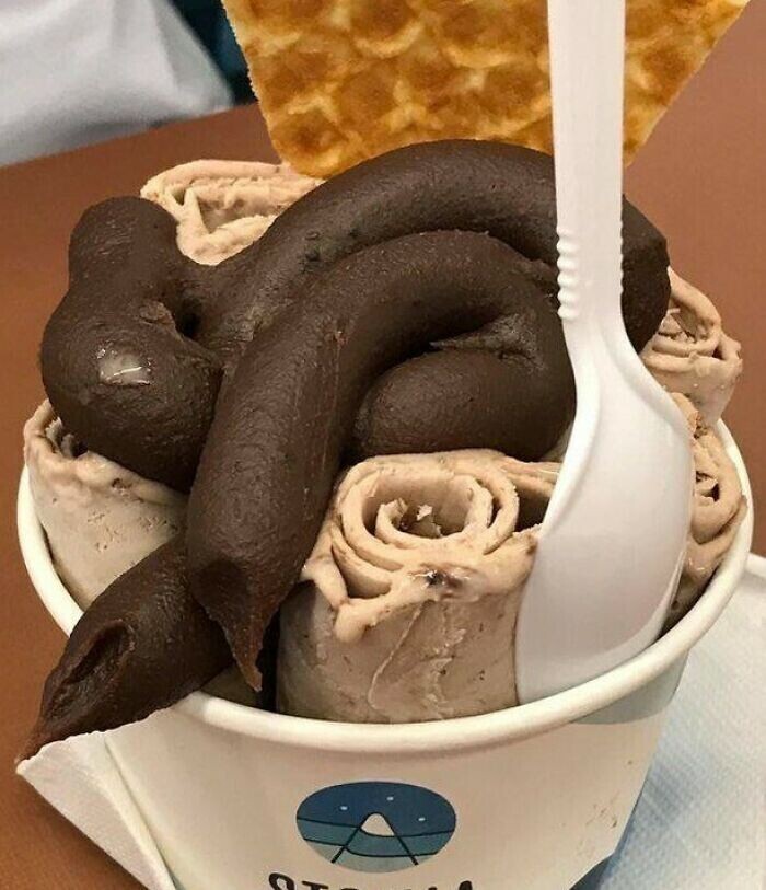 1. Свернутое рулончиками мороженое с шоколадной помадкой