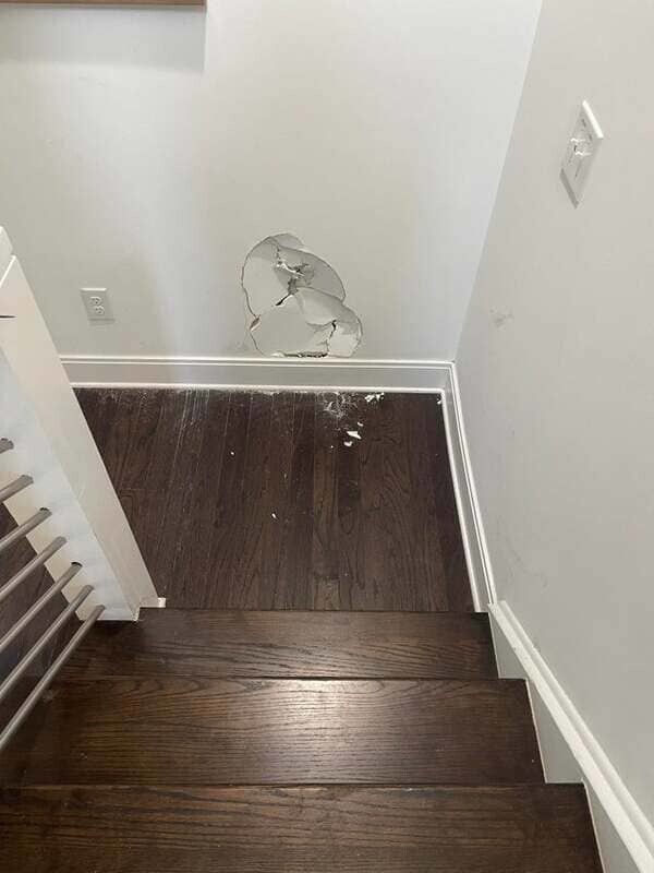 11. "Друг упал с лестницы в арендованном доме"