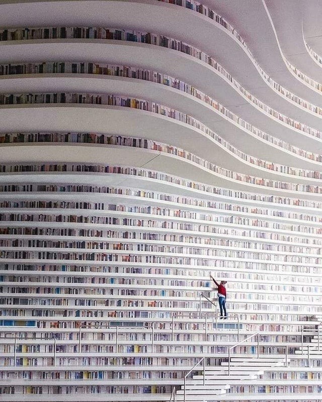 Королевство книг в Тяньцзиньской библиотеке Биньхай, Китай