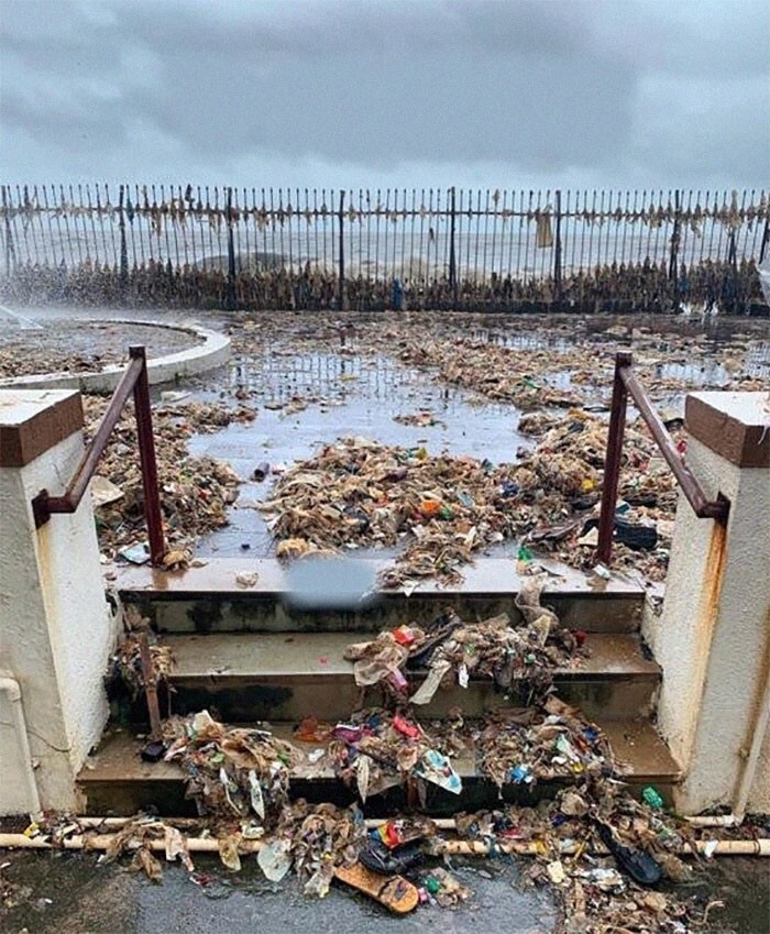 12. Ежегодный муссонный ритуал океана в Мумбаи: вода возвращает все, что в нее выбросили