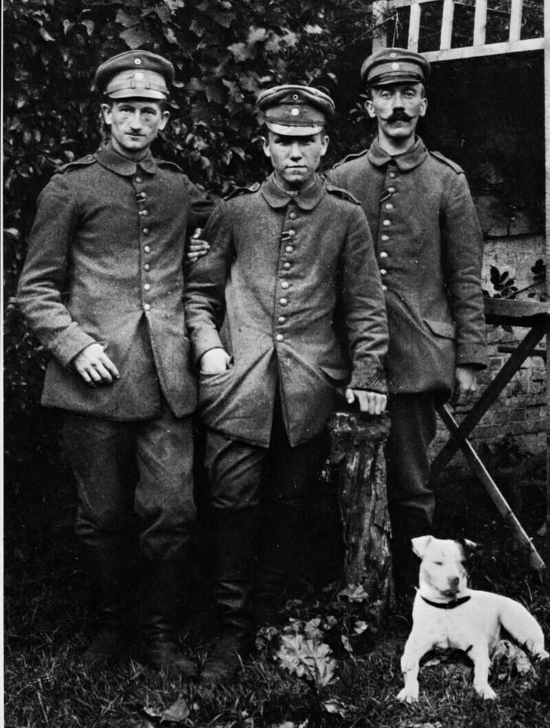 Гитлер (справа) во время военной службы, примерно 1916 - 1919 годы