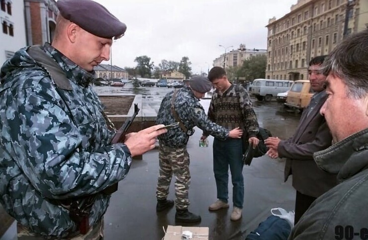 7. Обыск кавказцев сотрудниками спецназа. Казанский вокзал, Москва, 1999 год