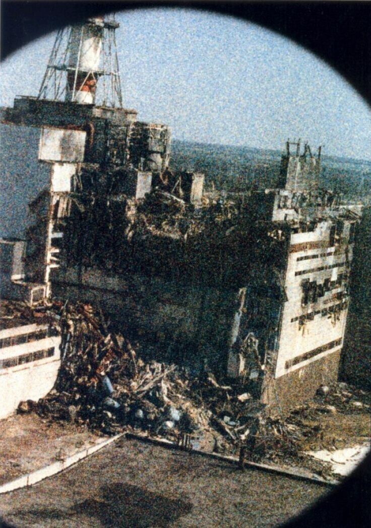 Чернобыльская АЭС спустя 14 часов после взрыва. Фото сделано фотографом Игорем Костиным с вертолета