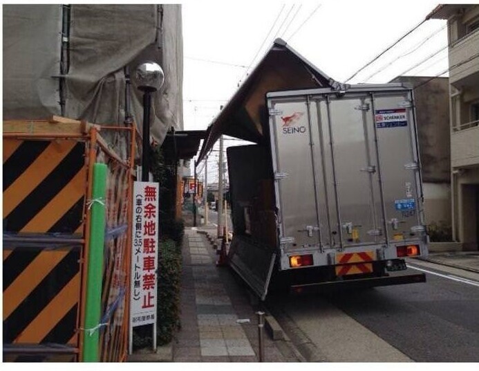 В Японии некоторые грузовики открываются не только сзади, но и сбоку