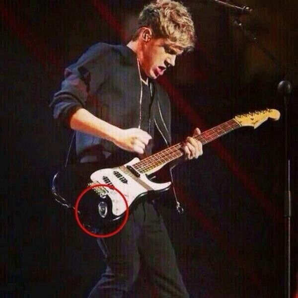 Гитарист One Direction притворяется, что во время концерта играет на гитаре - она не подключена